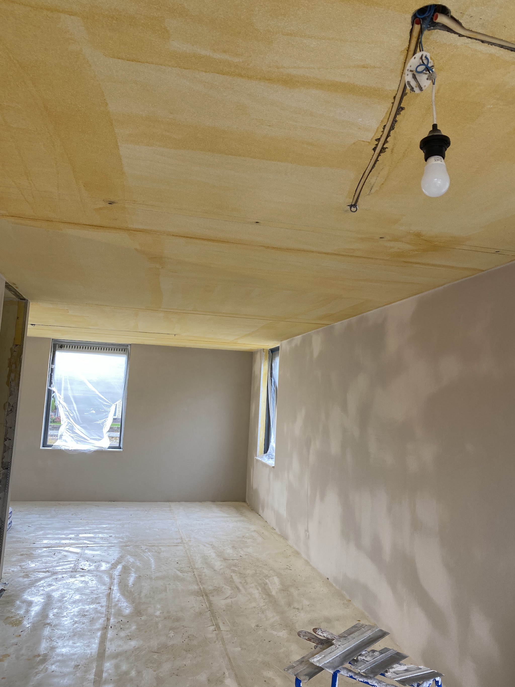 Plafond en wanden in behandeling tijdens het stucwerk