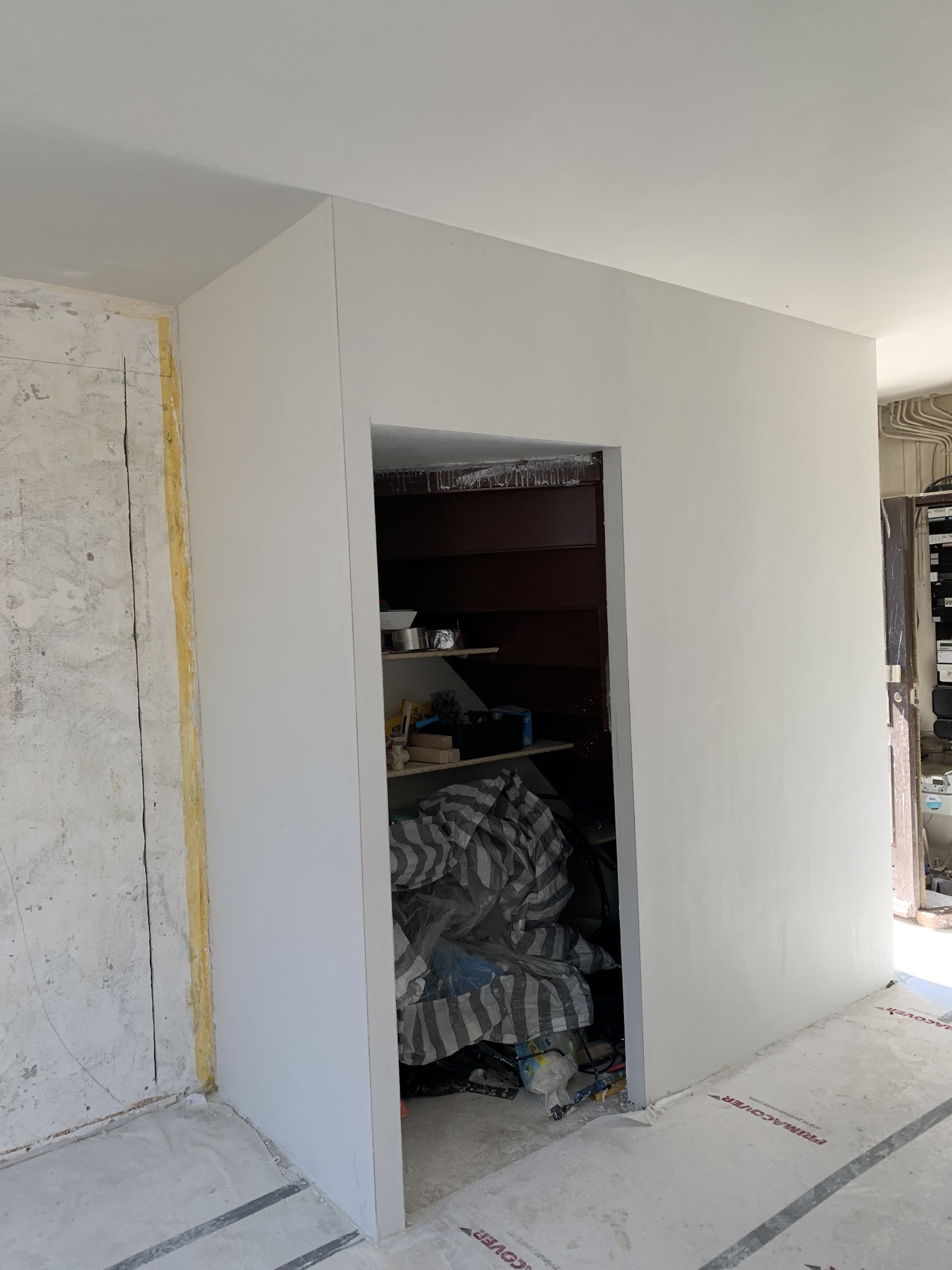 Nieuwe wand van gipsplaat rond een berging met doorgang